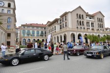 Heydər Əliyev Fondunun vitse-prezidenti Leyla Əliyeva və Arzu Əliyeva klassik avtomobillərin yürüşü və sərgisini izləyiblər (FOTO)
