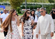 Heydər Əliyev Fondunun vitse-prezidenti Leyla Əliyeva və Arzu Əliyeva klassik avtomobillərin yürüşü və sərgisini izləyiblər (FOTO)