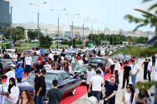 Bulvarda klassik avtomobillərin sərgisi keçirilir (FOTO)