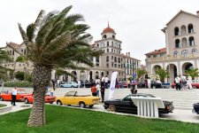 Heydər Əliyev Fondunun vitse-prezidenti Leyla Əliyeva və Arzu Əliyeva klassik avtomobillərin yürüşü və sərgisini izləyiblər (FOTO)