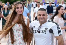 Heydər Əliyev Fondunun vitse-prezidenti Leyla Əliyeva və Arzu Əliyeva klassik avtomobillərin yürüşü və sərgisini izləyiblər (FOTO)