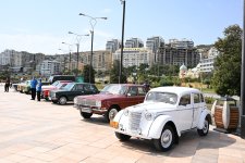 Bulvarda klassik avtomobillərin sərgisi keçirilir (FOTO)