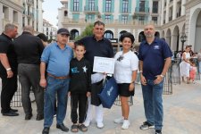 Heydər Əliyev Fondunun vitse-prezidenti Leyla Əliyeva və Arzu Əliyeva klassik avtomobillərin yürüşü və sərgisini izləyiblər (FOTO)