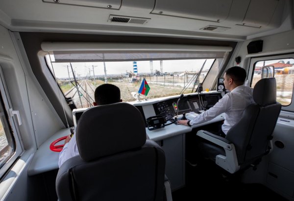 ADY dəmir yolu xətlərini ayda iki dəfə “ağıllı” qatarla yoxlayır (FOTO)