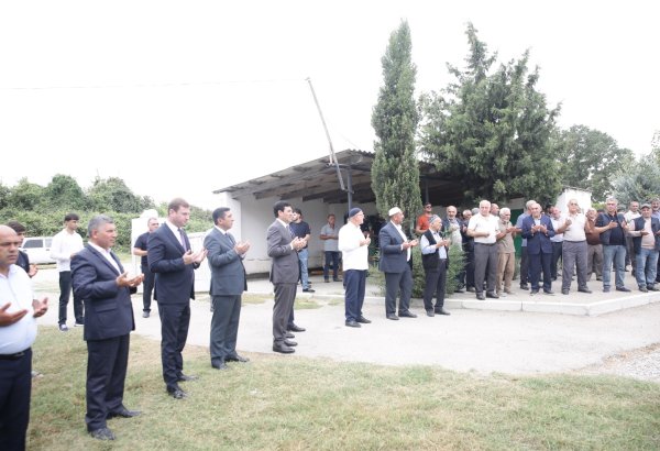 Xaçmaz Rayon İcra Hakimiyyətinin başçısı Elnur Rzayev şəhid anasının dəfn mərasimində iştirak edib (FOTO)