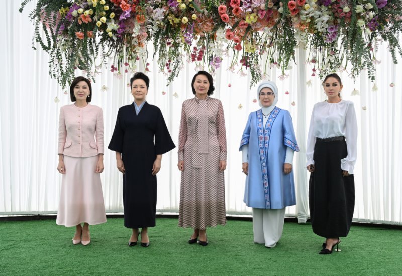 Birinci xanım Mehriban Əliyeva Bişkekdə dekorativ-tətbiqi sənət ustalarının əl işlərindən ibarət sərgi ilə tanış olub (FOTO/VİDEO)