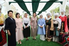 Birinci xanım Mehriban Əliyeva Bişkekdə dekorativ-tətbiqi sənət ustalarının əl işlərindən ibarət sərgi ilə tanış olub (FOTO)