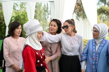 Birinci xanım Mehriban Əliyeva Bişkekdə dekorativ-tətbiqi sənət ustalarının əl işlərindən ibarət sərgi ilə tanış olub (FOTO)