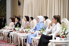 Birinci xanım Mehriban Əliyeva Bişkekdə dekorativ-tətbiqi sənət ustalarının əl işlərindən ibarət sərgi ilə tanış olub (FOTO)