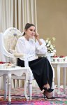 Birinci xanım Mehriban Əliyeva Bişkekdə dekorativ-tətbiqi sənət ustalarının əl işlərindən ibarət sərgi ilə tanış olub (FOTO)