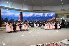 Birinci xanım Mehriban Əliyeva Bişkekdə dekorativ-tətbiqi sənət ustalarının əl işlərindən ibarət sərgi ilə tanış olub (FOTO)