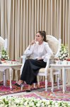 Birinci xanım Mehriban Əliyeva Bişkekdə dekorativ-tətbiqi sənət ustalarının əl işlərindən ibarət sərgi ilə tanış olub (FOTO)