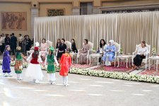 Birinci xanım Mehriban Əliyeva Bişkekdə dekorativ-tətbiqi sənət ustalarının əl işlərindən ibarət sərgi ilə tanış olub (FOTO)