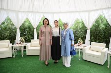 Birinci xanım Mehriban Əliyeva Bişkekdə dekorativ-tətbiqi sənət ustalarının əl işlərindən ibarət sərgi ilə tanış olub (FOTO)