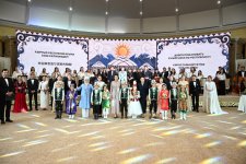 Birinci xanım Mehriban Əliyeva Bişkekdə dekorativ-tətbiqi sənət ustalarının əl işlərindən ibarət sərgi ilə tanış olub (FOTO)