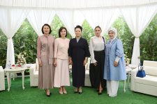 Birinci xanım Mehriban Əliyeva Bişkekdə dekorativ-tətbiqi sənət ustalarının əl işlərindən ibarət sərgi ilə tanış olub (FOTO)