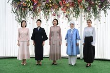 Birinci xanım Mehriban Əliyeva Bişkekdə dekorativ-tətbiqi sənət ustalarının əl işlərindən ibarət sərgi ilə tanış olub (FOTO)