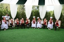 Birinci xanım Mehriban Əliyeva Bişkekdə dekorativ-tətbiqi sənət ustalarının əl işlərindən ibarət sərgi ilə tanış olub (FOTO)