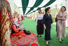 Birinci xanım Mehriban Əliyeva Bişkekdə dekorativ-tətbiqi sənət ustalarının əl işlərindən ibarət sərgi ilə tanış olub (FOTO)