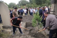 Xaçmaz Rayon İcra Hakimiyyətinin başçısı Elnur Rzayev şəhid anasının dəfn mərasimində iştirak edib (FOTO)