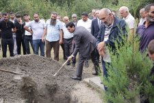 Xaçmaz Rayon İcra Hakimiyyətinin başçısı Elnur Rzayev şəhid anasının dəfn mərasimində iştirak edib (FOTO)