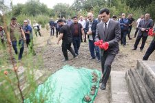 Xaçmaz Rayon İcra Hakimiyyətinin başçısı Elnur Rzayev şəhid anasının dəfn mərasimində iştirak edib (FOTO)