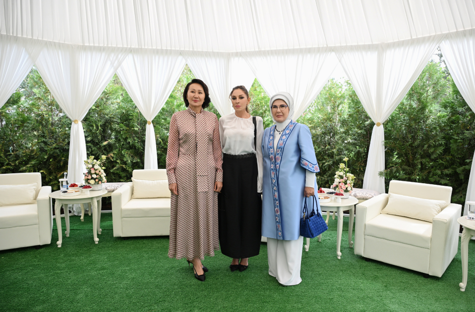 Birinci xanım Mehriban Əliyeva Bişkekdə dekorativ-tətbiqi sənət ustalarının əl işlərindən ibarət sərgi ilə tanış olub (FOTO)