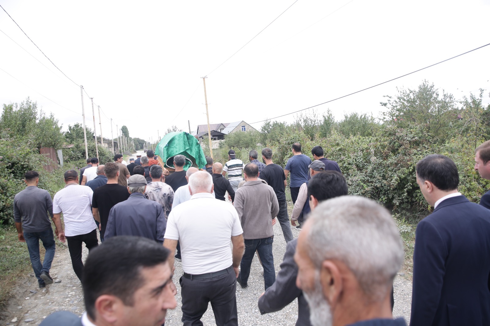Xaçmaz Rayon İcra Hakimiyyətinin başçısı Elnur Rzayev şəhid anasının dəfn mərasimində iştirak edib (FOTO)