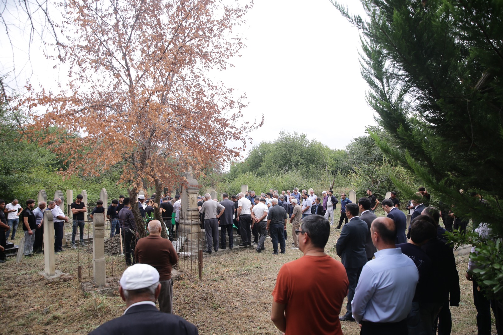 Xaçmaz Rayon İcra Hakimiyyətinin başçısı Elnur Rzayev şəhid anasının dəfn mərasimində iştirak edib (FOTO)
