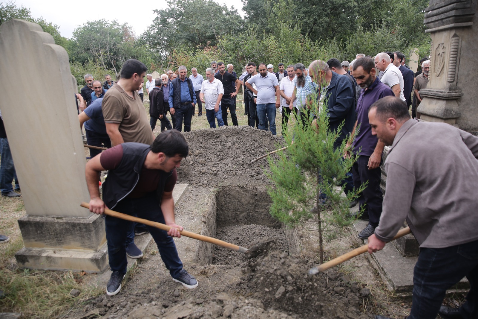 Xaçmaz Rayon İcra Hakimiyyətinin başçısı Elnur Rzayev şəhid anasının dəfn mərasimində iştirak edib (FOTO)