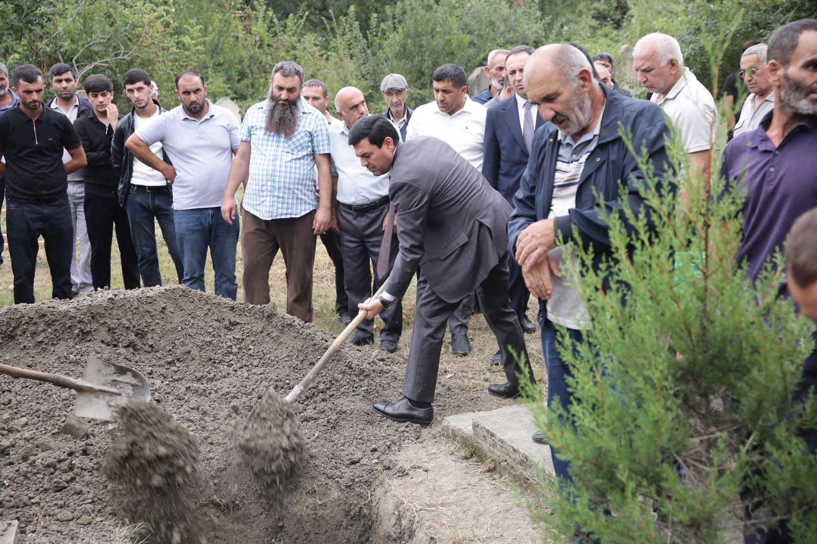 Xaçmaz Rayon İcra Hakimiyyətinin başçısı Elnur Rzayev şəhid anasının dəfn mərasimində iştirak edib (FOTO)