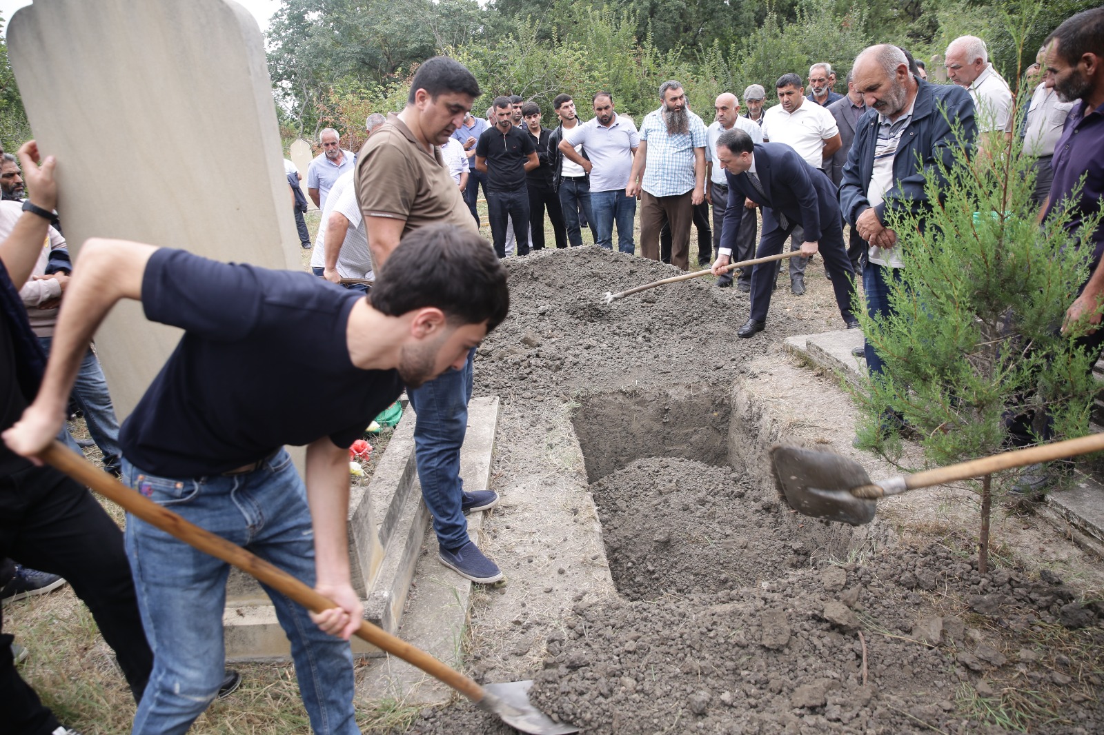 Xaçmaz Rayon İcra Hakimiyyətinin başçısı Elnur Rzayev şəhid anasının dəfn mərasimində iştirak edib (FOTO)