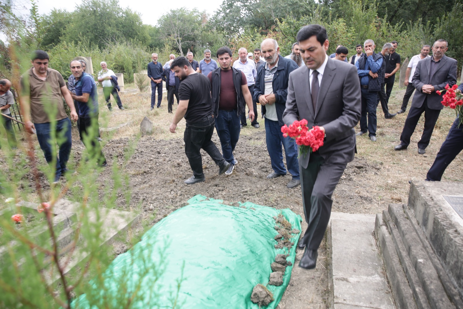 Xaçmaz Rayon İcra Hakimiyyətinin başçısı Elnur Rzayev şəhid anasının dəfn mərasimində iştirak edib (FOTO)
