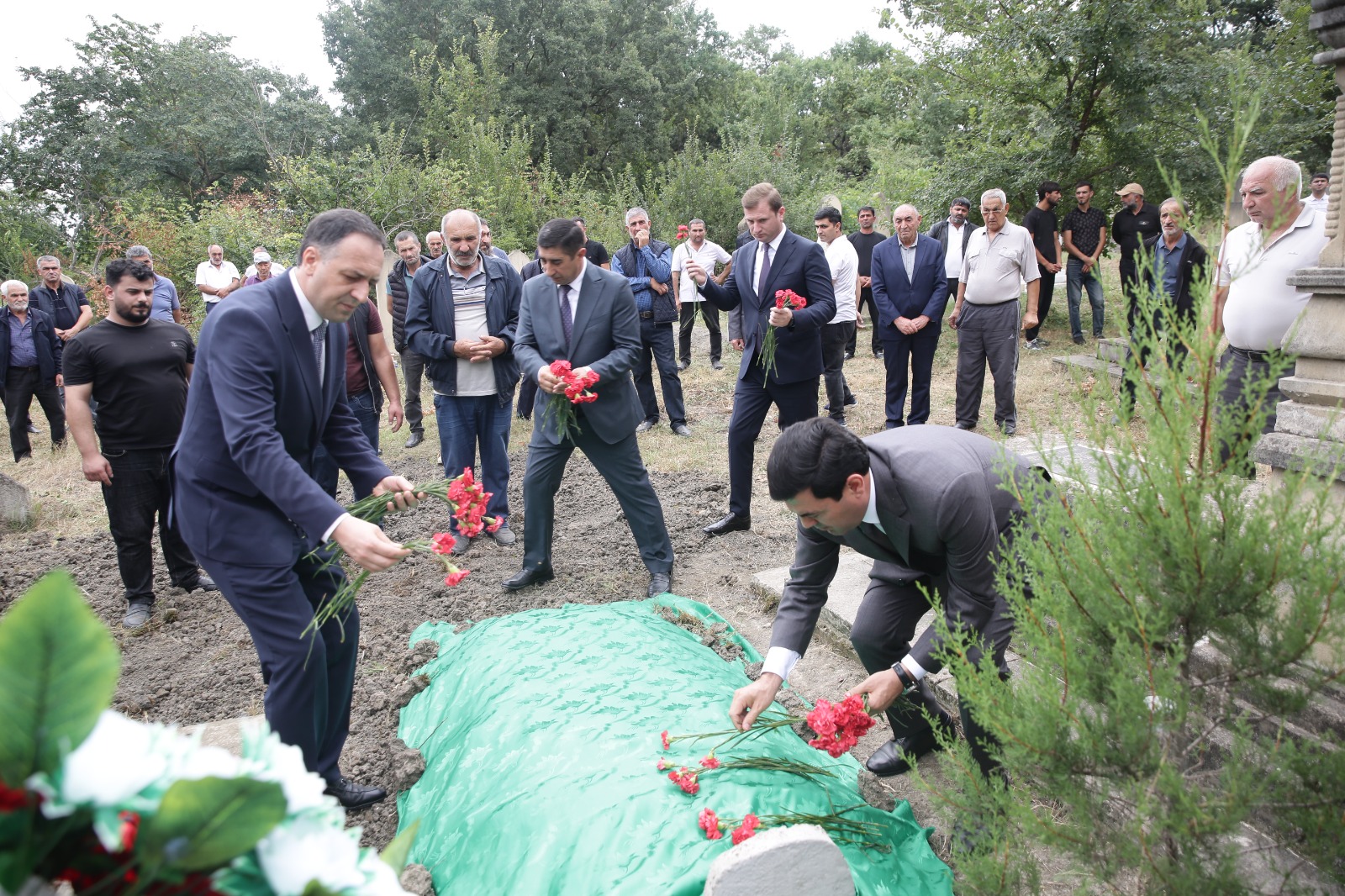 Xaçmaz Rayon İcra Hakimiyyətinin başçısı Elnur Rzayev şəhid anasının dəfn mərasimində iştirak edib (FOTO)