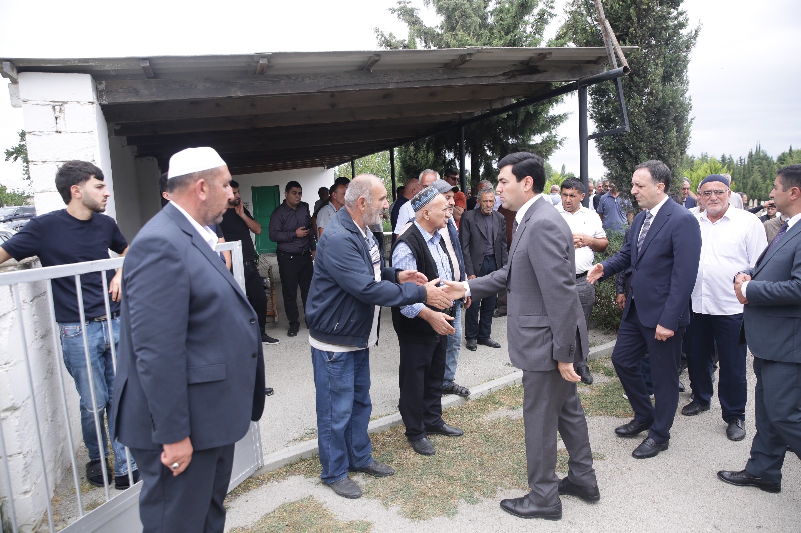 Xaçmaz Rayon İcra Hakimiyyətinin başçısı Elnur Rzayev şəhid anasının dəfn mərasimində iştirak edib (FOTO)