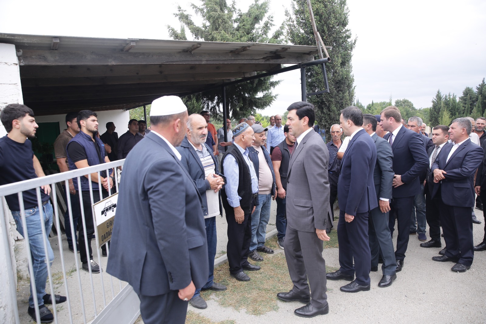 Xaçmaz Rayon İcra Hakimiyyətinin başçısı Elnur Rzayev şəhid anasının dəfn mərasimində iştirak edib (FOTO)