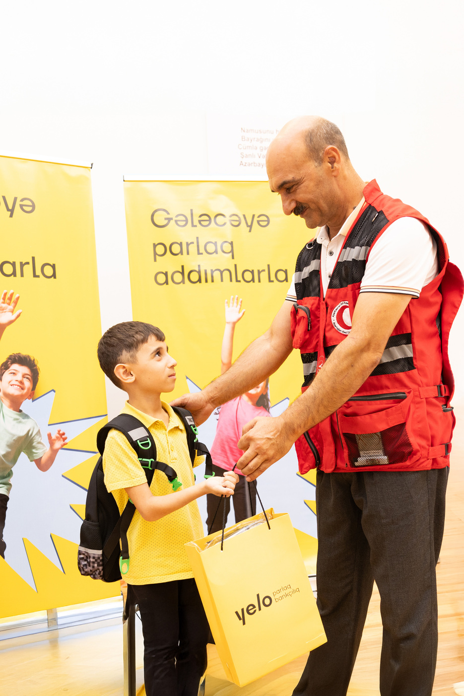Yelo Bank Cəbrayılda birincilərin məktəb həyəcanına şərik oldu! (FOTO)
