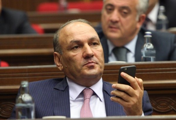 Ermənistanda keçmiş maliyyə naziri məhkəməyə xərəkdə gətirilib və həbs olunub (FOTO)