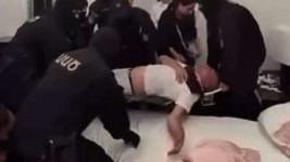 Ermənistanda keçmiş maliyyə naziri məhkəməyə xərəkdə gətirilib və həbs olunub (FOTO)
