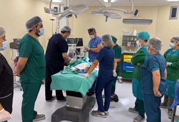 3 yaşlı uşağın ət maşınında ağır yaralanan əli 8 saatlıq əməliyyatla bərpa edilib (FOTO)
