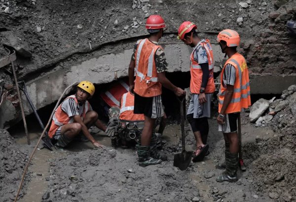 Nepalda xilasedicilər 41 nəfəri elektrik stansiyasının tunelindən çıxarmağa çalışır