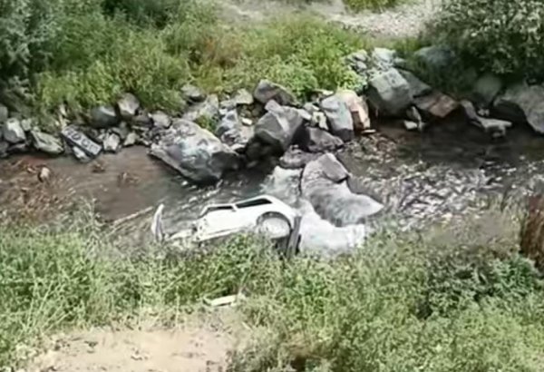 Kəlbəcərdə avtomobil çaya düşüb, sürücü xəsarət alıb (FOTO)