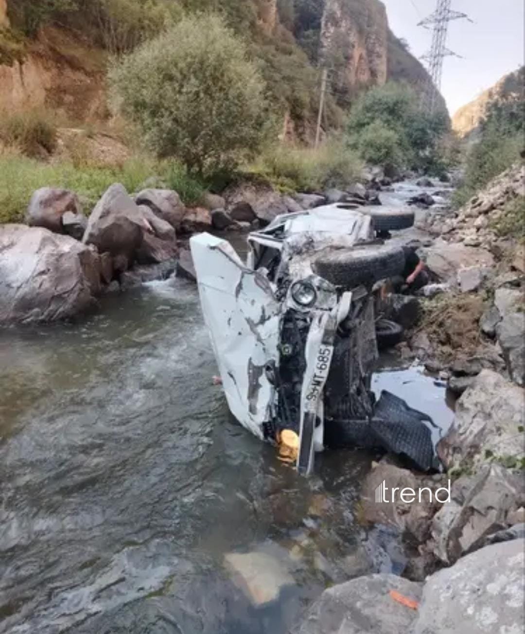 Kəlbəcərdə avtomobil çaya düşüb, sürücü xəsarət alıb (FOTO)