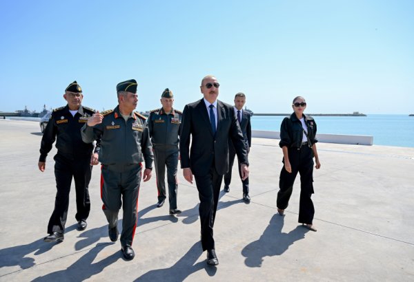 Prezident İlham Əliyev və Birinci xanım Mehriban Əliyeva Hərbi Dəniz Qüvvələrində olublar (FOTO)