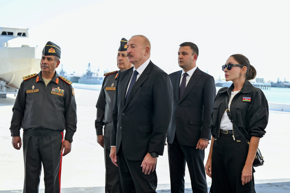Prezident İlham Əliyev və Birinci xanım Mehriban Əliyeva Hərbi Dəniz Qüvvələrində olublar (FOTO)