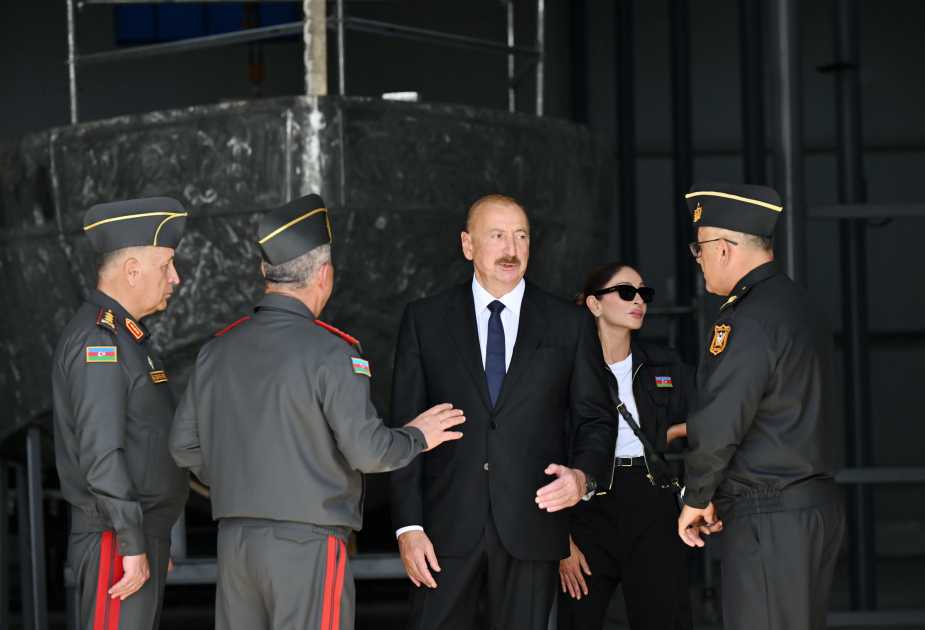 Prezident İlham Əliyev və Birinci xanım Mehriban Əliyeva Hərbi Dəniz Qüvvələrində olublar (FOTO)