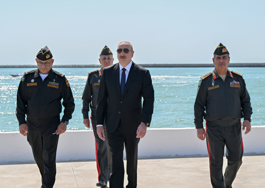 Prezident İlham Əliyev və Birinci xanım Mehriban Əliyeva Hərbi Dəniz Qüvvələrində olublar (FOTO)