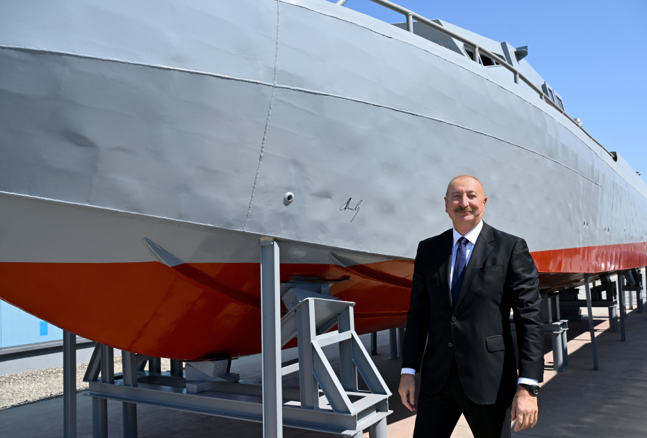 Prezident İlham Əliyev və Birinci xanım Mehriban Əliyeva Hərbi Dəniz Qüvvələrində olublar (FOTO)