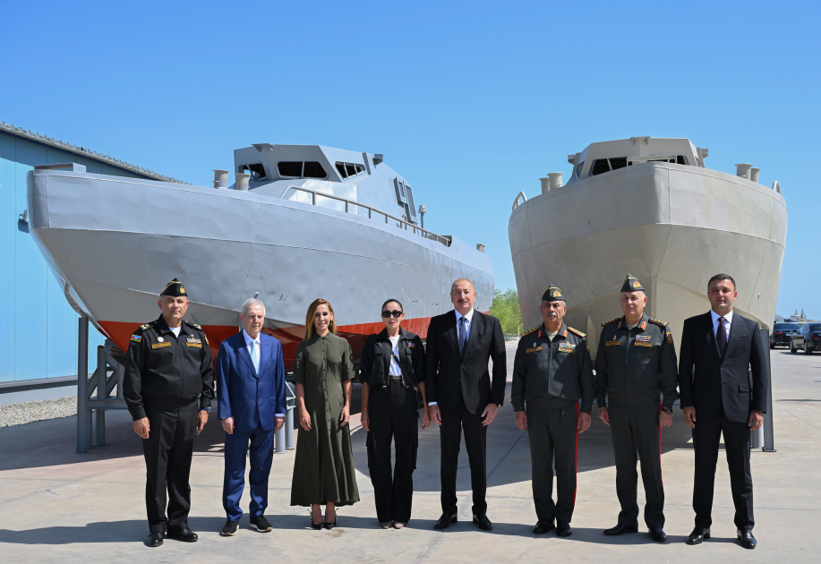 Prezident İlham Əliyev və Birinci xanım Mehriban Əliyeva Hərbi Dəniz Qüvvələrində olublar (FOTO)