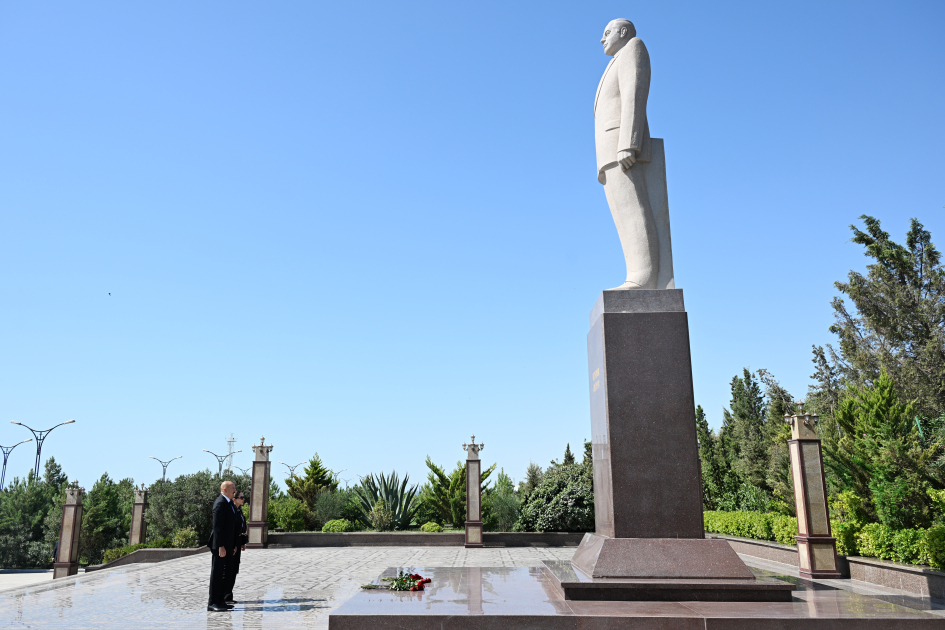 Prezident İlham Əliyev və Birinci xanım Mehriban Əliyeva Hərbi Dəniz Qüvvələrində olublar (FOTO)